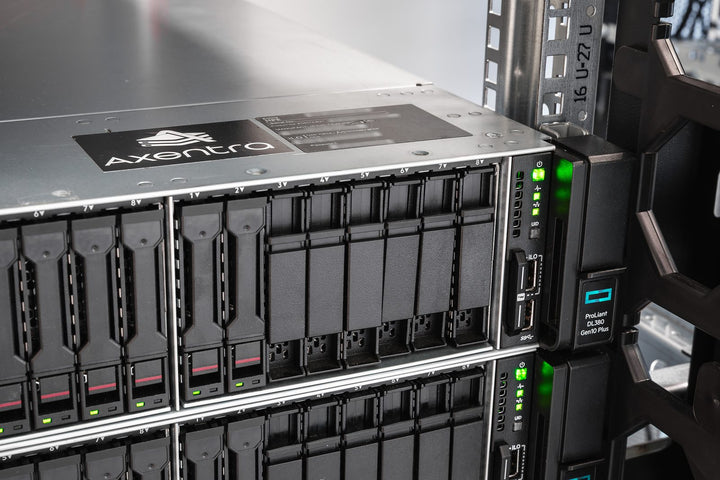 Front på HPE ProLiant DL380 Gen10 Plus med Axentra-merke og diskskuffer