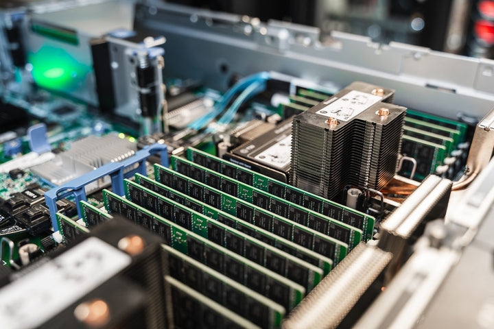 Åpen HPE-server med to prosessorkjølere og fulle rader med minnebrikker