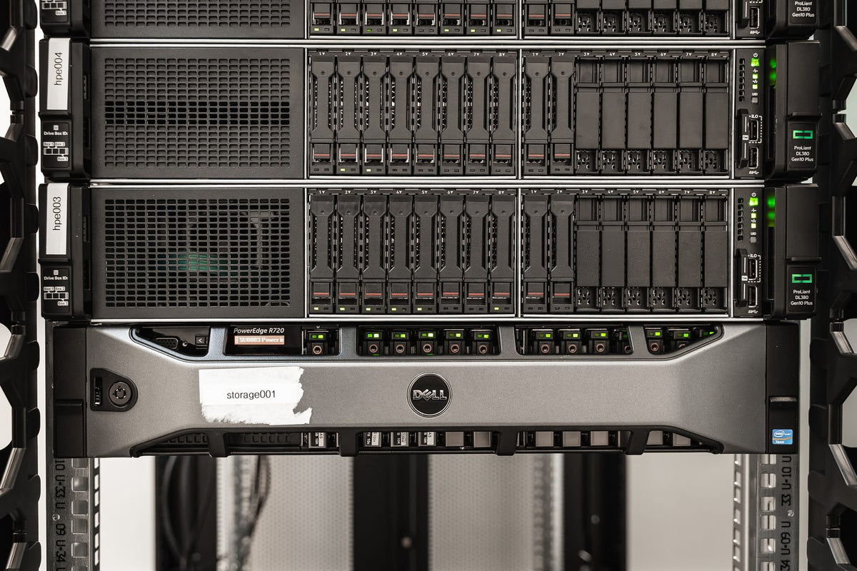 HPE DL380 Gen10 Plus-servere montert over en eldre Dell PowerEdge R720 i samme rack
