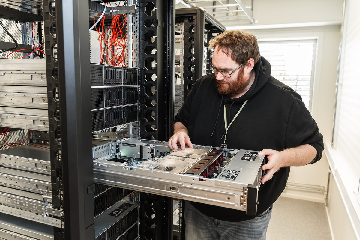 Håvard Myrbakken holder en åpen server ved racket