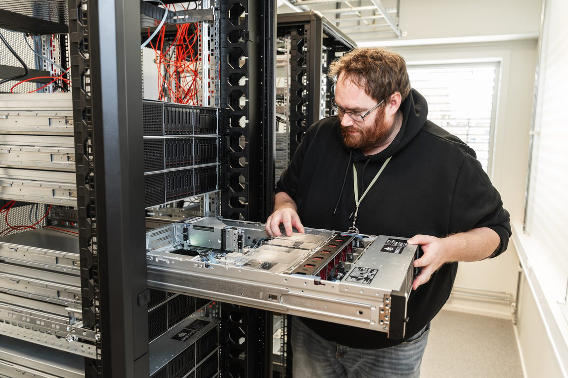 Håvard Myrbakken holder en åpen server ved racket