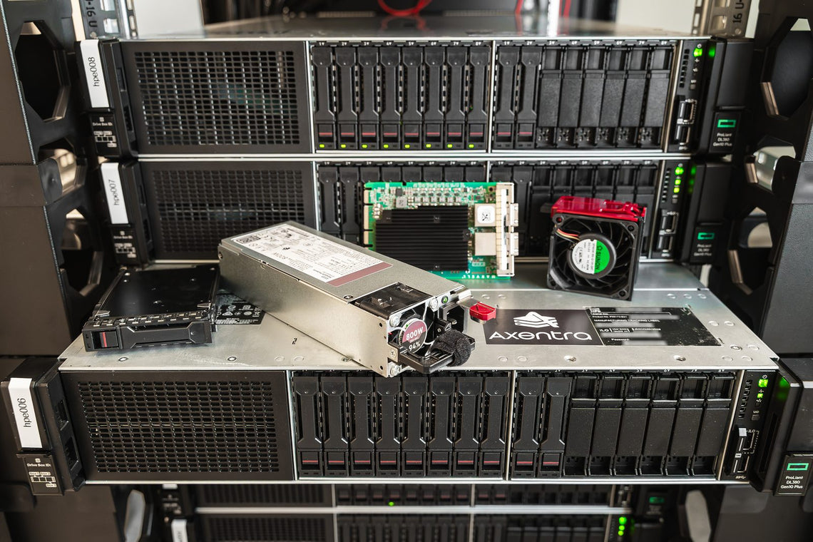 Reservedeler lagt ut på en server: SSD-er, strømforsyning, vifte og nettverkskort