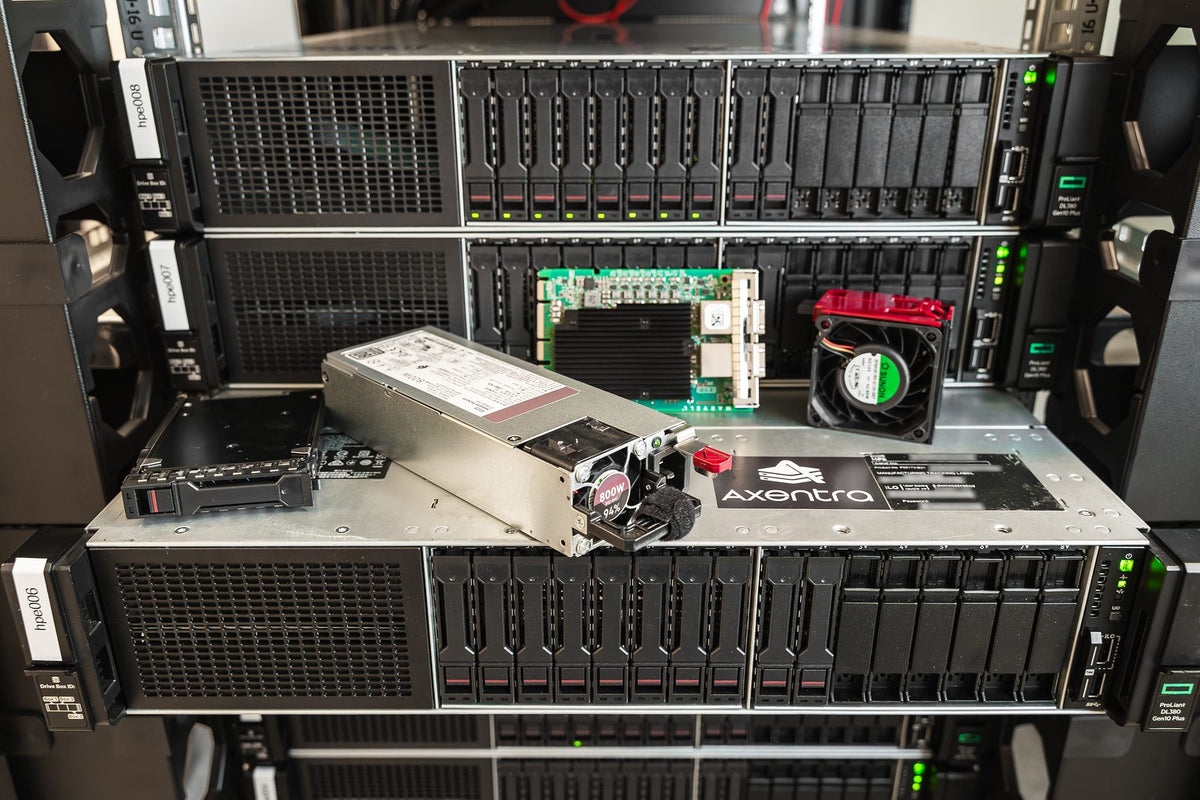 Reservedeler lagt ut på en server: SSD-er, strømforsyning, vifte og nettverkskort
