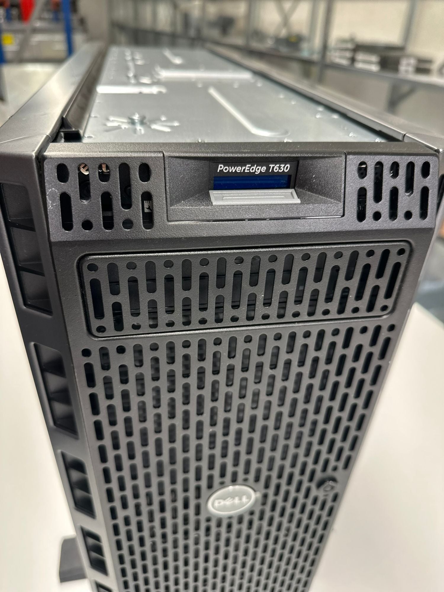 Dell PowerEdge T630 – topp og frontpanel, eksempelbilde (toppdeksel mangler)