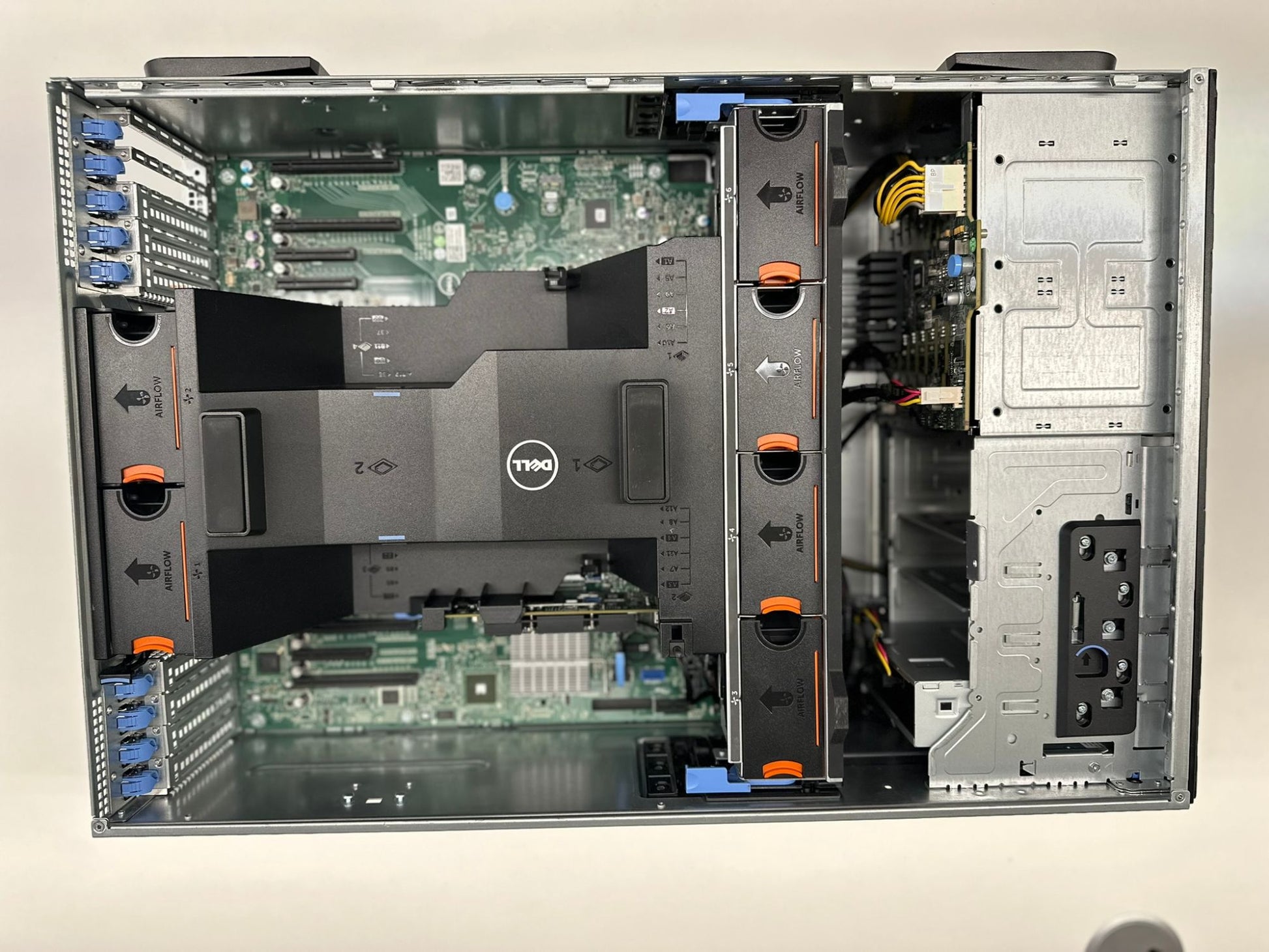 Dell PowerEdge T630 innvendig – hovedkort, vifter og luftskjold