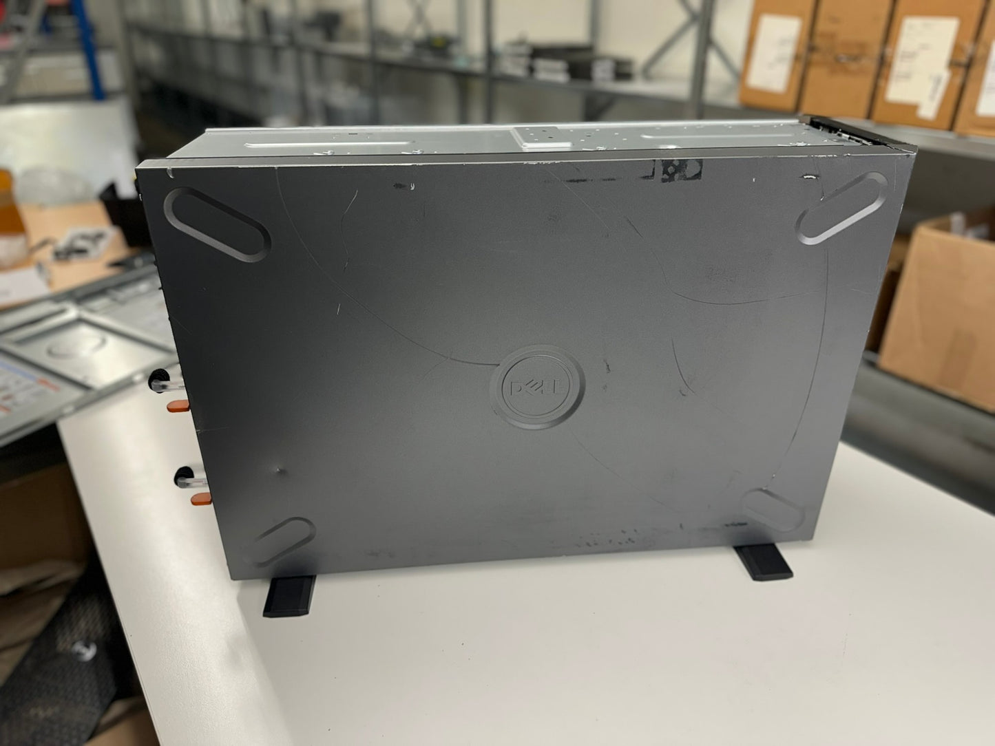 Dell PowerEdge T630 sidepanel – eksempel på tilsvarende kosmetisk slitasje (riper); levert enhet kan variere