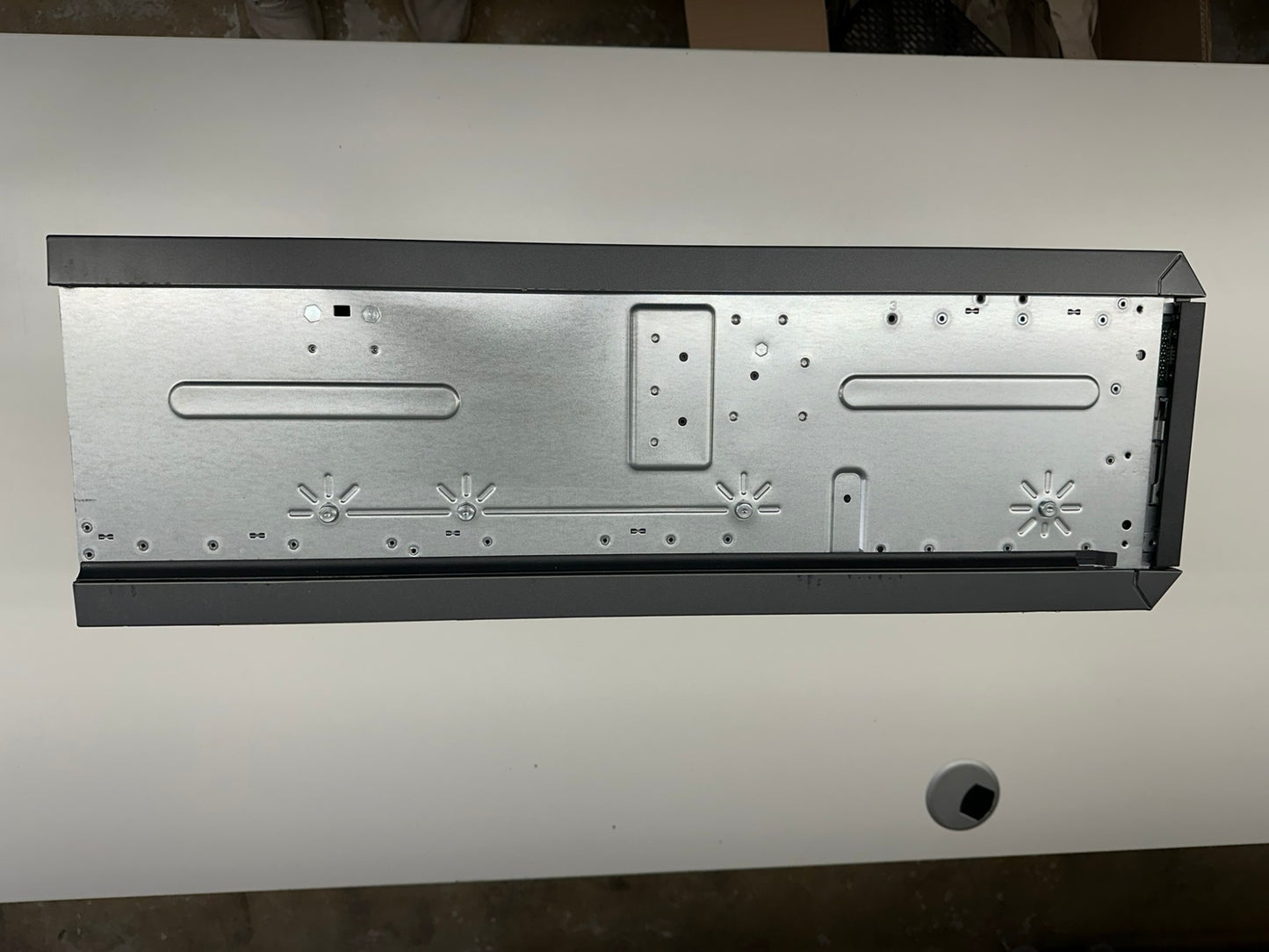 Dell PowerEdge T630 – innside av sidepanel