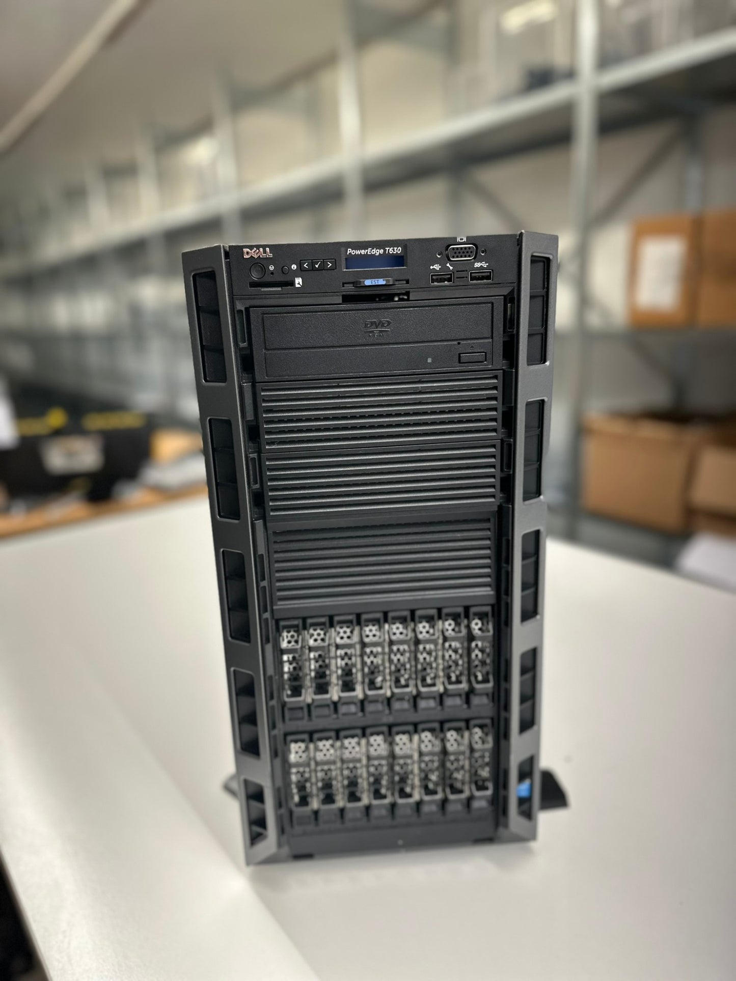 Dell PowerEdge T630 sett forfra – eksempelbilde med tilsvarende stand